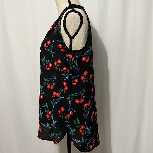 VINCE CAMUTO Size Medium Black with Red Floral High/Low Sleeveless Tank Blouse - Picture 8 of 15